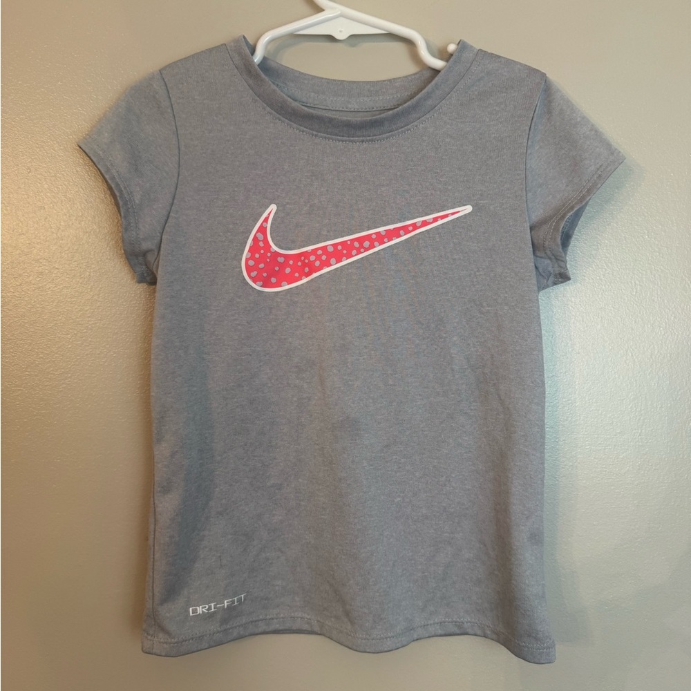 Girls Nike Gray Short Sleeve Tee with Pink Patterned Swoosh Size Small (5-6)
